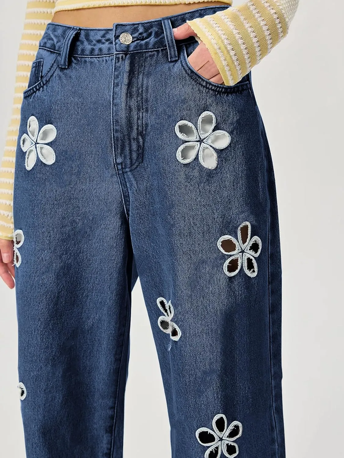chouyatou Women's Y2k Baggy Wide Leg Denim Pants Hollow Out Flower Boyfriend Mid Rise Barrel Jeans with Pockets