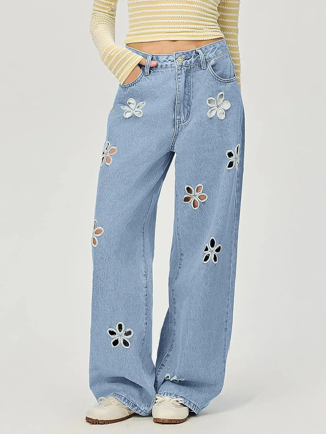 chouyatou Women's Y2k Baggy Wide Leg Denim Pants Hollow Out Flower Boyfriend Mid Rise Barrel Jeans with Pockets