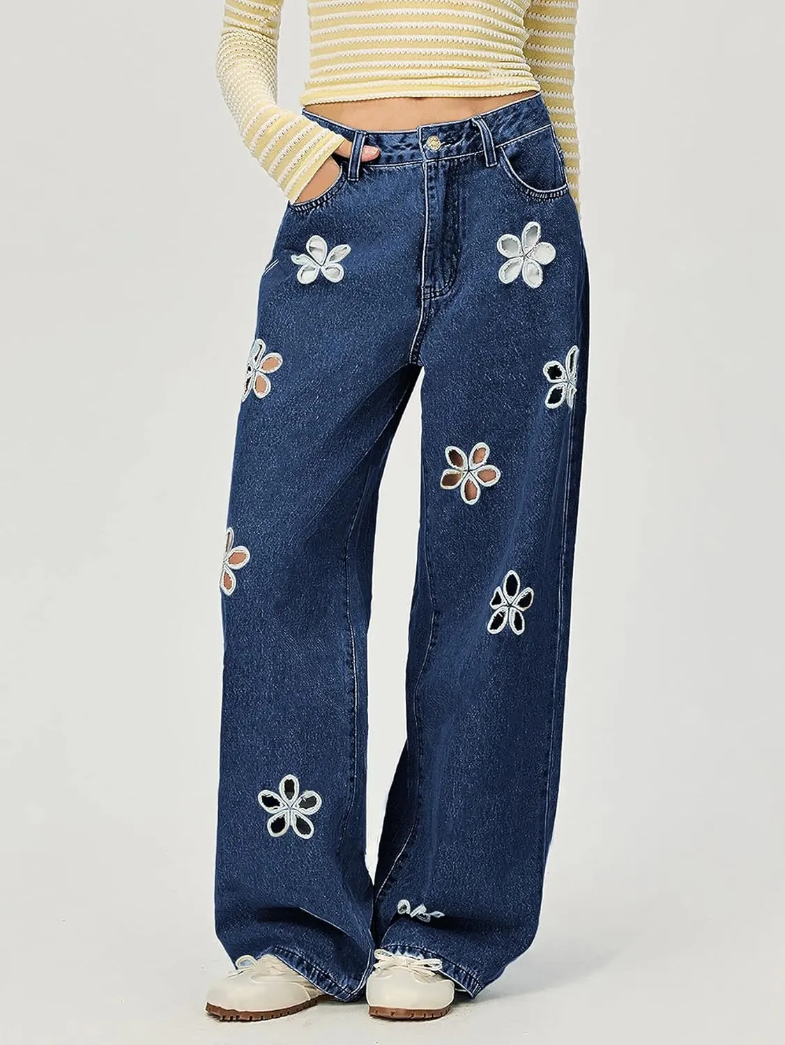 chouyatou Women's Y2k Baggy Wide Leg Denim Pants Hollow Out Flower Boyfriend Mid Rise Barrel Jeans with Pockets