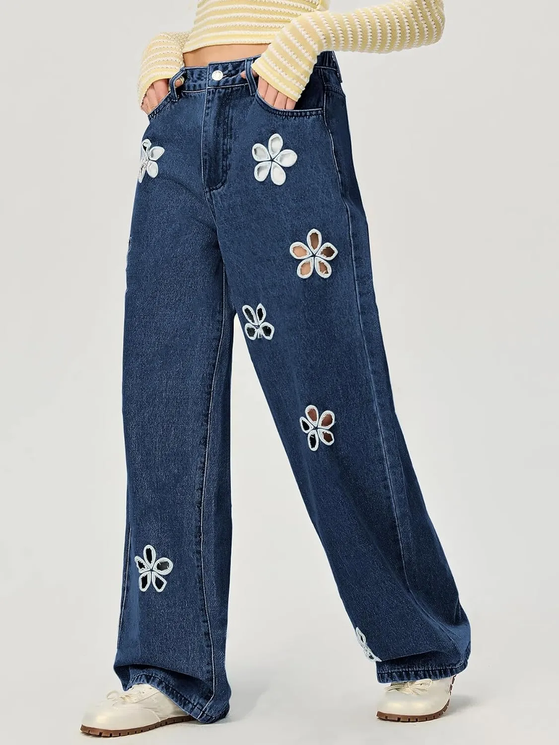 chouyatou Women's Y2k Baggy Wide Leg Denim Pants Hollow Out Flower Boyfriend Mid Rise Barrel Jeans with Pockets