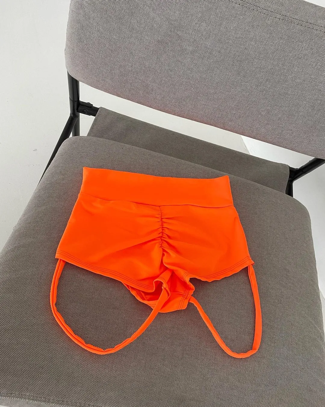 Twerk high waisted shorts with back garters