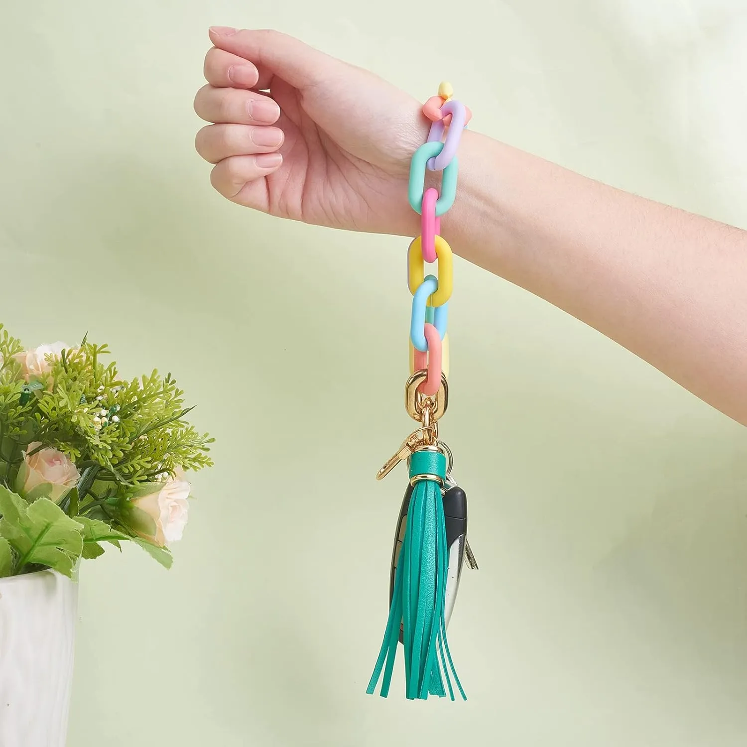 Wristlet Keychain for Women, Acrylic Chain Link Wristlet Keychain Boho Car Keychain with Leather Tassel